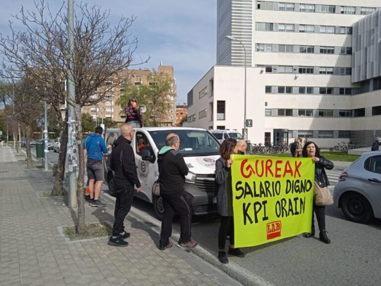 Gureak Nafarroako LABeko delegatuek Gobernuari eskatu diote enpresarekin bitartekari lanak egin ditzan langileek KPIren igoera jaso ahal izan dezaten