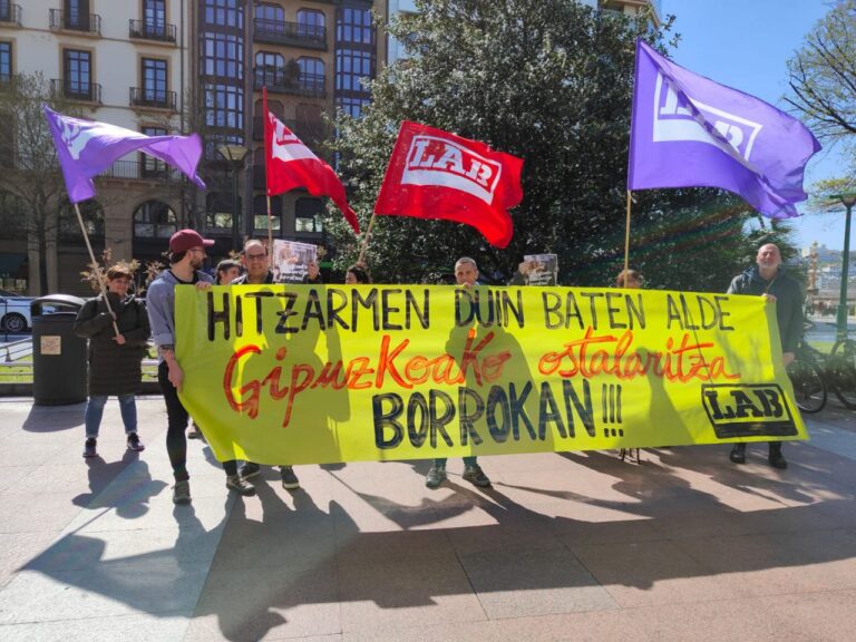 Ostalaritzan gehiegikeriekin amaitzeko beharra plazaratu dugu gaur Donostian egindako elkarretaratzean