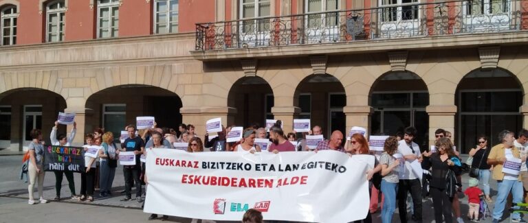 Nos hemos concentrado contra la sentencia sobre los perfiles lingüísticos de la Policía municipal de Erandio