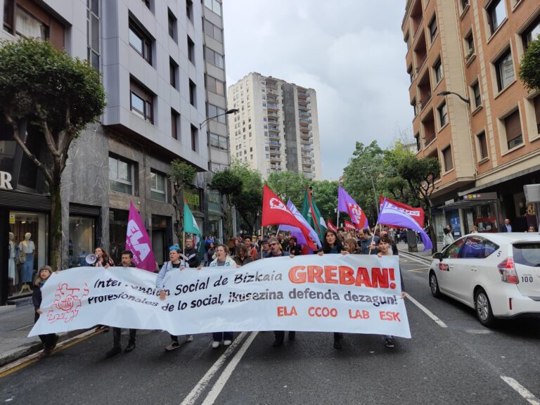 Las trabajadoras de intervención social de Bizkaia salen a la calle en el primer día de huelga