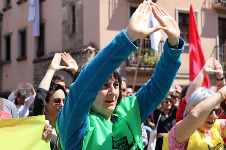 A pesar del descenso del paro, la precariedad va en aumento y son las mujeres* quienes realizan mayoritariamente los trabajados de cuidados gratuitos