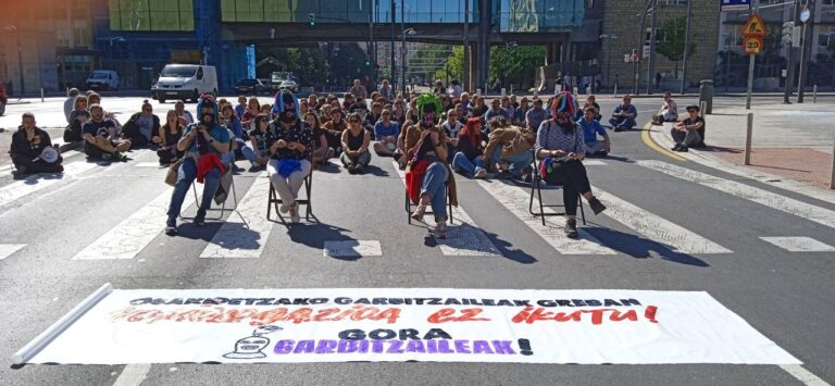 El colectivo Gora Garbitzaileak corta la entrada de San Mamés en Bilbao en defensa de la homologación en limpieza de Osakidetza