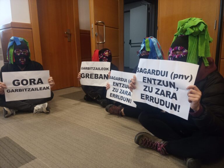 Gora Garbitzaileak ocupa el despacho de Sagardui en solidaridad con las huelguistas del servicio de limpieza de Osakidetza
