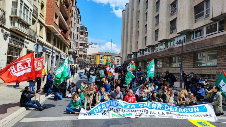 Multitudinarias manifestaciones en el segundo día de huelga en Osakidetza