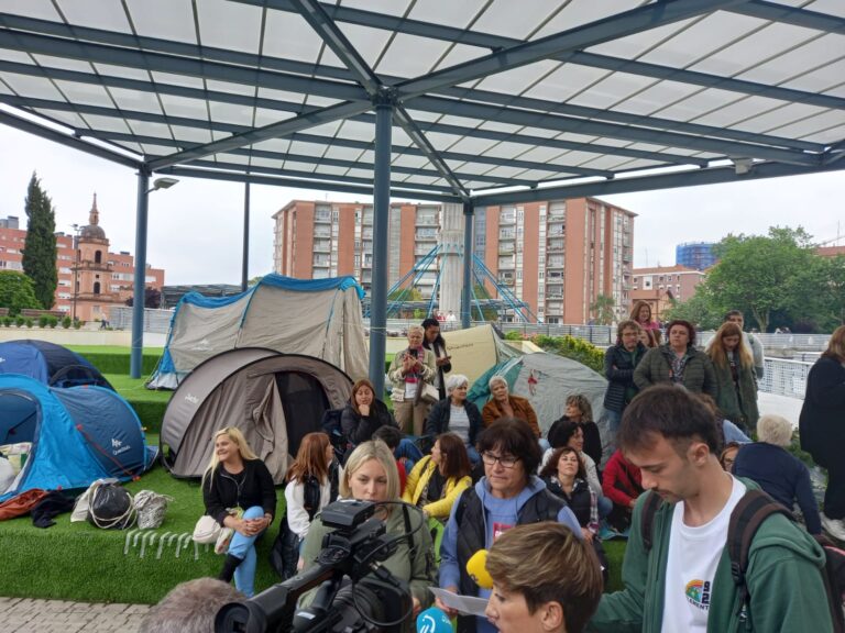 Las trabajadoras de limpieza de Osakidetza en huelga damos inicio a la acampada frente al Hospital de Cruces