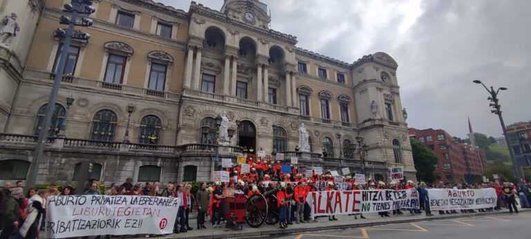 Los bomberos y bomberas de Bilbao exigen al ayuntamiento que permita una negociación real