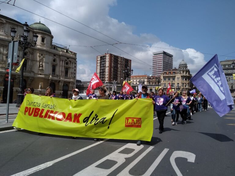 Los mensajes a favor del reconocimiento de los trabajos de cuidados y de la construcción de un sistema público comunitario toman las calles de Bilbo