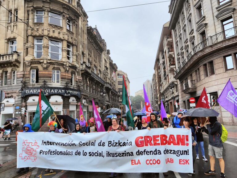 El sector de intervención social de Bizkaia está llevando a cabo su último día de huelga de junio, aunque a la vista del bloqueo existente, darán continuación a la lucha
