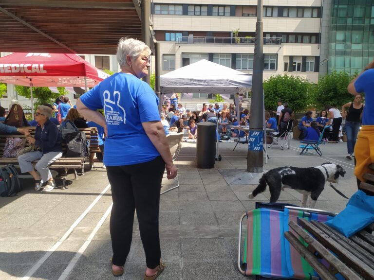 La plantilla de Gorabide está realizando una acampada de 2 días en la plaza Bizkaia ante la nula voluntad negociadora de la dirección y la Diputación