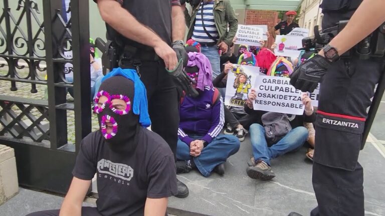 Gora Garbitzaileak realiza una sentada en Gasteiz, en la entrada del Parlamento Vasco, en solidaridad con las trabajadoras de limpieza de Osakidetza