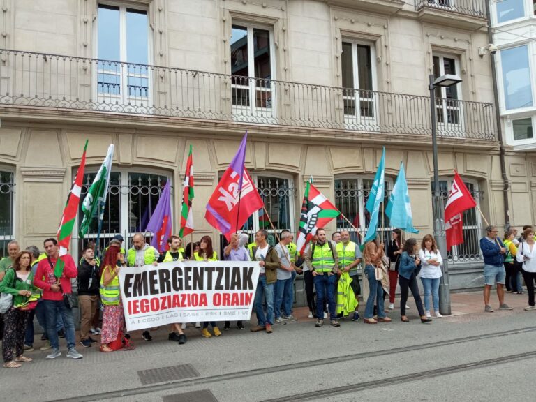 Osakidetzako larrialdietako langileek beren egoera jasanezina salatu dute Legebiltzarrean
