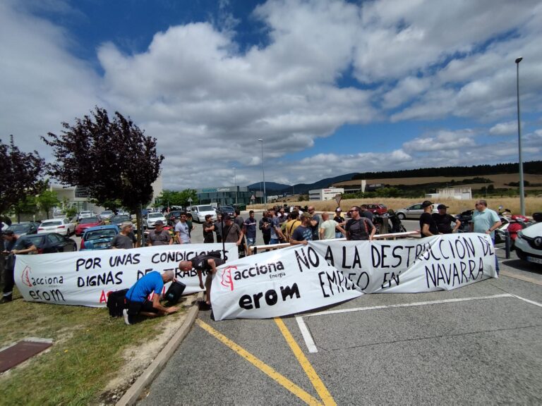 La plantilla de Acciona Energia-Erom ha realizado un paro de tres horas para denunciar la incesante destrucción de empleo