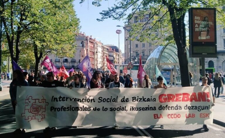 Las y los trabajadores de intervención social de Bizkaia toman las calles en la jornada de huelga de hoy
