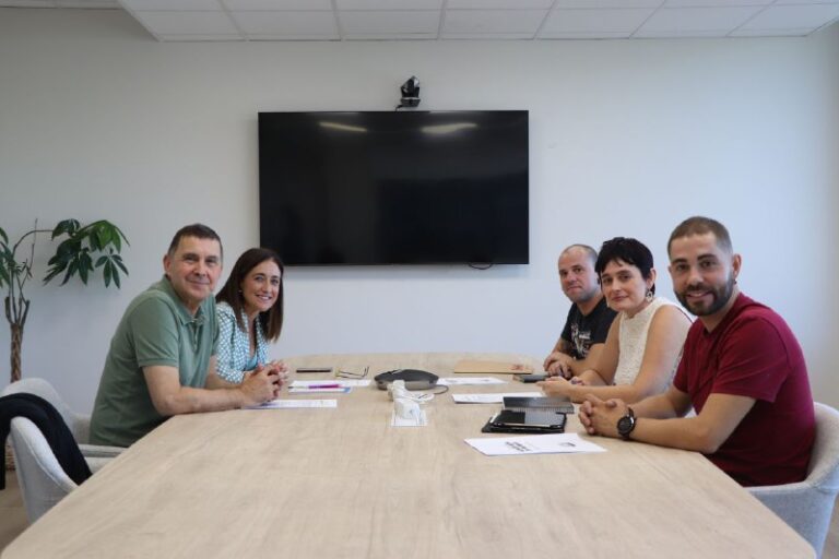 Lan harremanetarako eta babes sozialerako esparru propioa eratzeko urratsak eskatu dizkiogu EH Bilduri