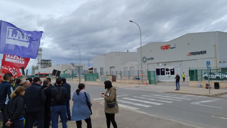 Auzitegi Gorenak arrazoia eman dio Enpresa Batzordeari, eta CAF langile tituludunei antzinatasuna ordaintzera behartu du