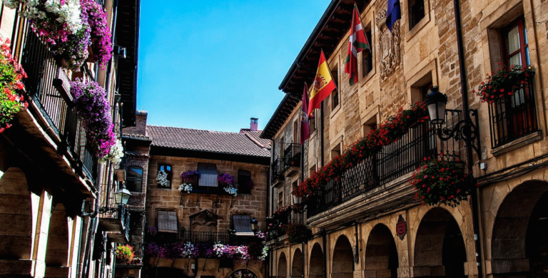 Guardiako alkateak herria erabili nahi du bere interes pertsonalen alde egitekoeta bere jardunbide txarrak ezkutatzeko, langile baten lintxamendua sustatuz