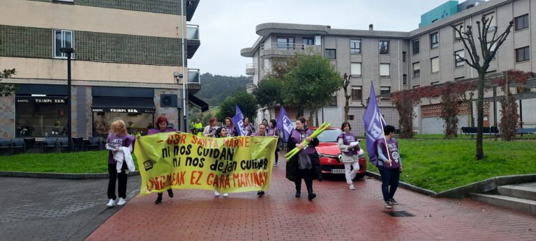 Las trabajadoras de la residencia Santa Mariñe acusan a la empresa GSR de tratarlas como si fueran máquinas y le exigen que dé pie a la negociación