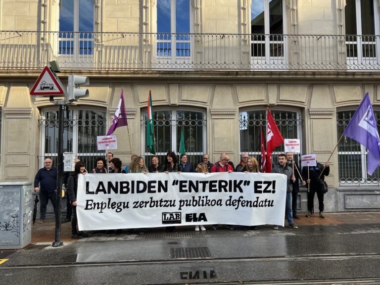 Los y las trabajadoras de Lanbide se han concentrado frente al Parlamento de Gasteiz en defensa del carácter público del servicio de empleo