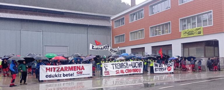 CAF eta Trenasako langileek protesta bateratua egin dute Beasainen hitzarmenaren alde