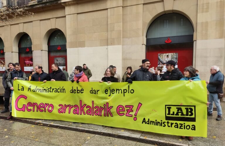Nos hemos movilizado ante el Gobierno de Nafarroa para denunciar que las mujeres* seguimos discriminadas en la administración