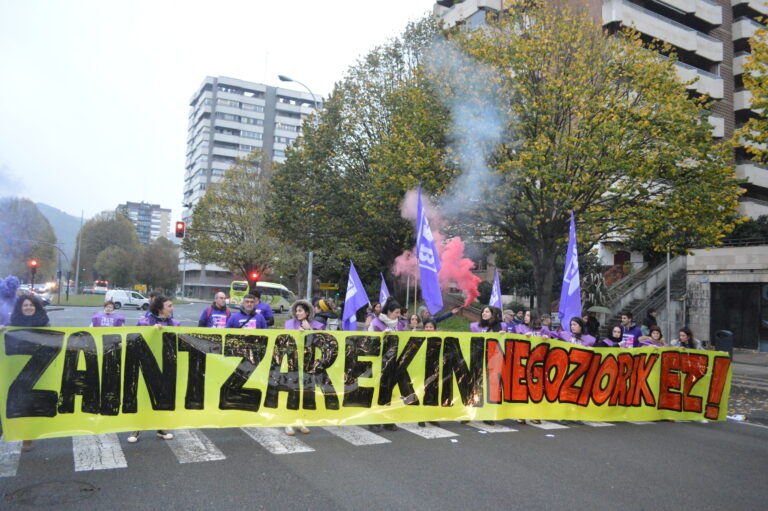 Hemos cortado la carretera en la avenida Tolosa para reivindicar unos cuidados dignos y exigir que se acabe el negocio con este sector