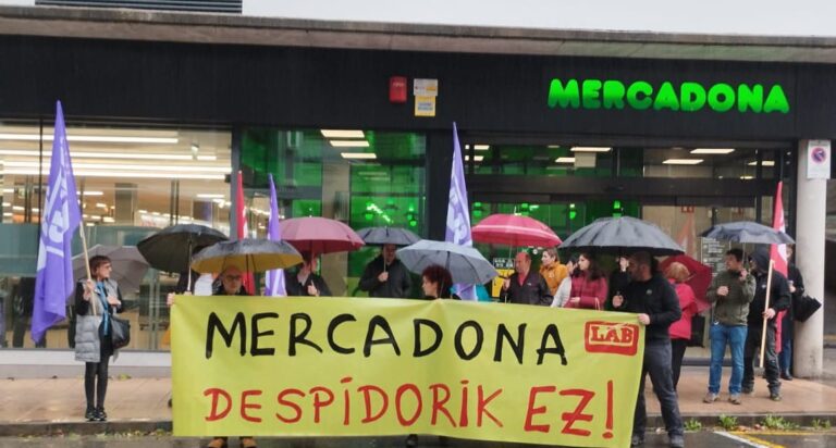 Nos hemos concentrado contra el último despido en el supermercado Mercadona de Eibar