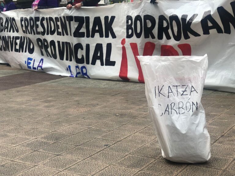 Trabajadoras de las residencias de Araba llevan carbón a Urkullu, González y Urtaran