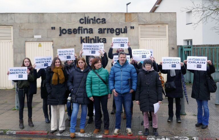 Las trabajadoras de la clínica psicogeriátrica Josefina Arregi pasarán a la acción si la dirección del centro sigue en su decisión de mantener unas condiciones laborales precarias