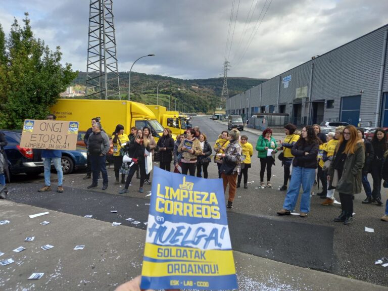 Las trabajadoras de limpieza de Correos protagonizan una movilización conjunta en Bilbo para que les paguen de una vez lo que les deben