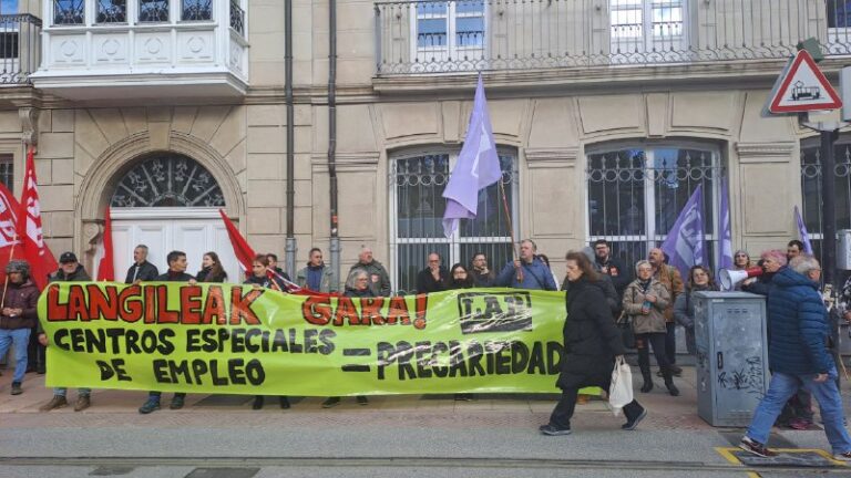 Los y las trabajadoras de los centros especiales de empleo se han movilizado en Gasteiz para exigir el reconocimiento que merecen