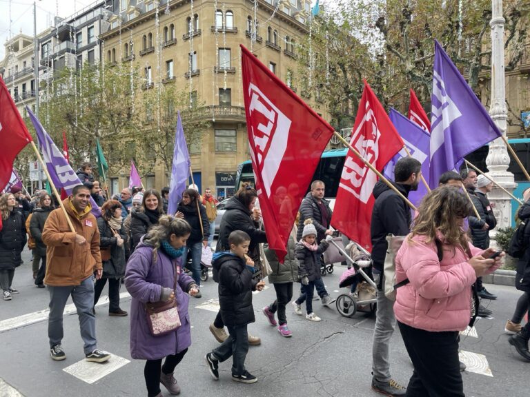 Eskola publikoen fusioek ezin dute D ereduko ikaspostu publikoen murrizketarik ahalbidetu eta puntako eskola publikoak eraikitzeko baliatu behar ditugu