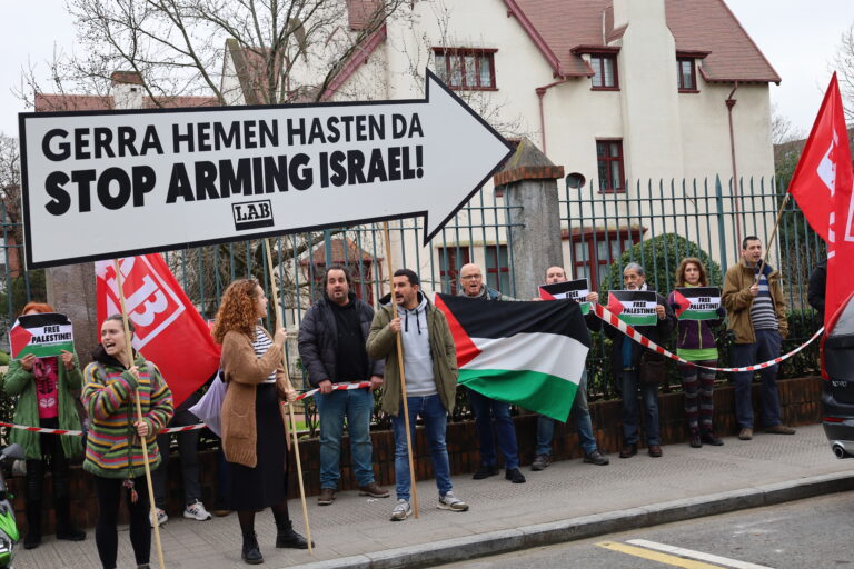 Euskal Herriko armagintza enpresek Palestinako sarraskian konplize izateari utzi behar diote