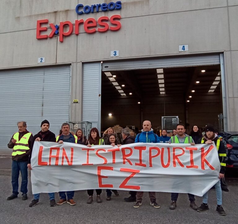 Lan-istripuen kontra mobilizatu dira Correos-eko langileak Usurbilen