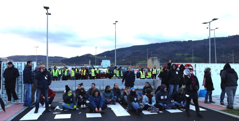 Amazoneko furgoneten irteera blokeatu dugu Sestaon, hitzarmen propioaren aldeko greben azken egunean
