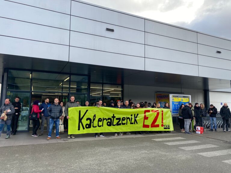 Mobilizazioa egin dugu Olaberrian, LIDLek kaleratutako langile bati elkartasuna adierazteko