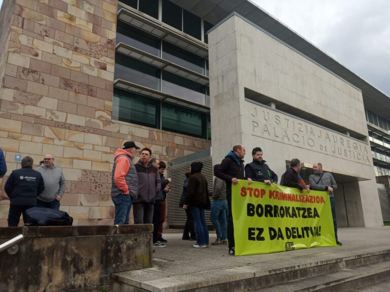 Alconza-Irizarrek ez ditu grebalarien aurka irekitako prozesu judizialak eten eta langileek lantegiaren eta eskualdearen etorkizunaren alde egindako borroka kriminalizatzen jarraitzen du