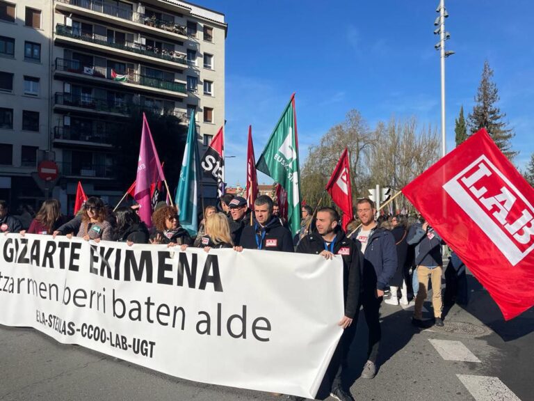 12. greba eguna bete denean Gizarte Ekimeneko langileek Gasteizko kaleak bete dituzte lan hitzarmen duin baten alde