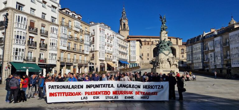 Nos hemos movilizado en Gasteiz para denunciar las muertes en el trabajo ocurridas desde inicio de año
