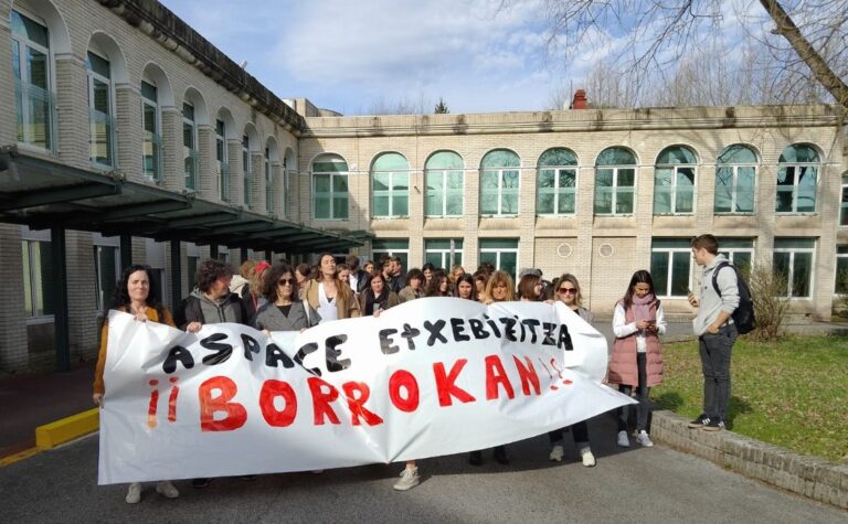 ASPACEko Etxebizitza Zerbitzuko langileen kontzentrazioa Donostian, euren lan baldintzak hobetu eta eros ahalmena bermatuko dien hitzarmenaren alde