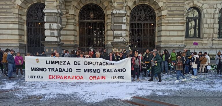 Bizkaiko Foru Aldundiko garbiketako langileek mobilizazioa egin dute soldatak parekatzea eskatzeko