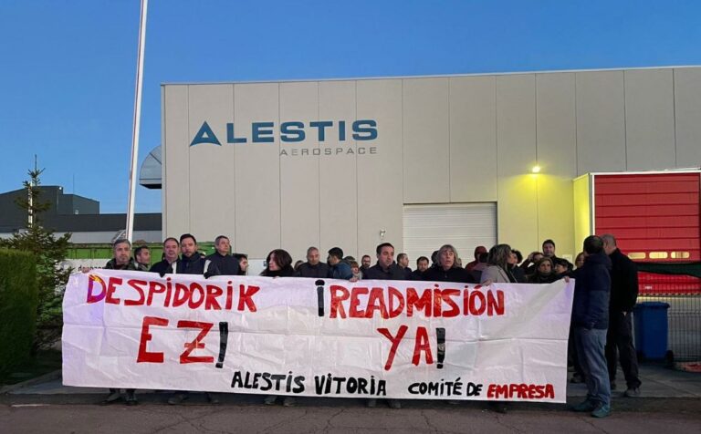 Alestiseko langileek lanuzteei ekin diete, lankide baten kaleratzea salatzeko