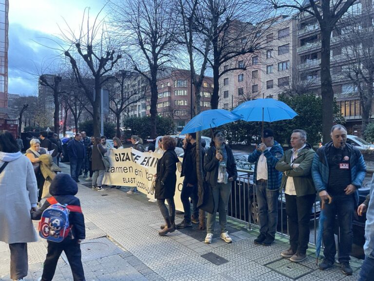 Jaurlaritzak aurreko grebetako zerbitzu minimoak gainditu dituela salatu dugu, eta hala ere Gizarte Ekimeneko ikastetxeetako langileek kaleak bete dituztela adierazi