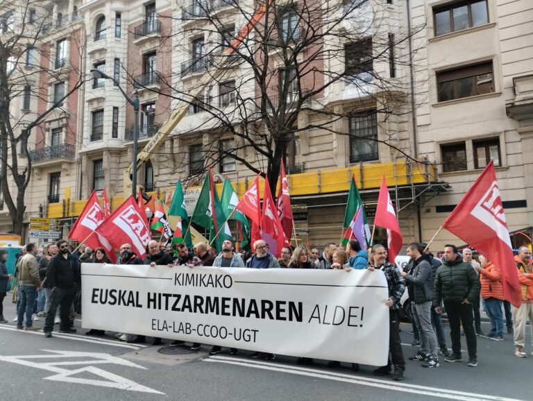 Confebask eta Cebek patronalen aurrean mobilizatu gara EAEko kimika sektorean hitzarmen bat negoziatzeko duten borondate eza salatzeko