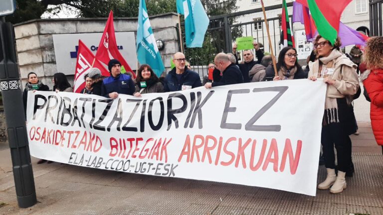 Elkarretaratzea egin dugu Osakidetzako biltegien pribatizazioa salatzeko