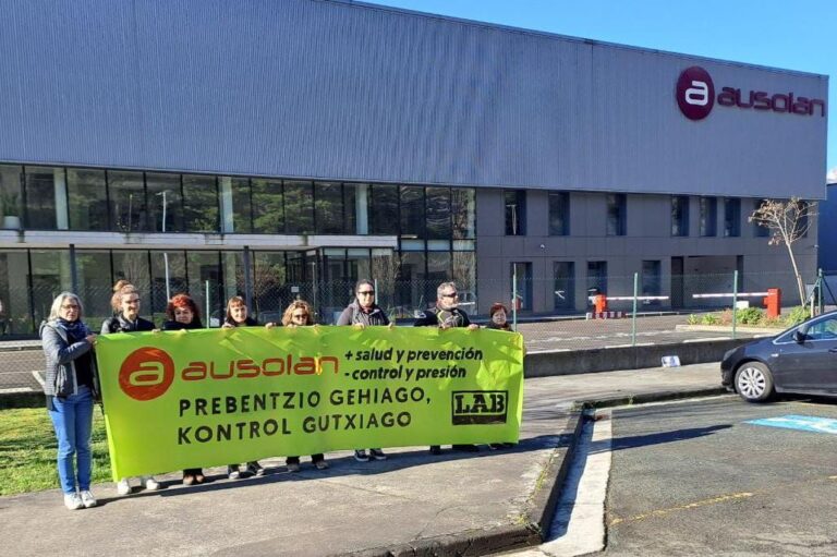 Elkarretaratzea egin dugu Arrasateko Ausolanen egoitzan, prebentzio gehiago eta kontrol gutxiago eskatzeko