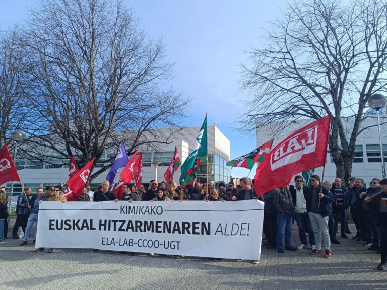 ADEGIren aurrean mobilizatu gara EAEko sektore kimikoan hitzarmen bat negoziatzeko duen borondate eza salatzeko