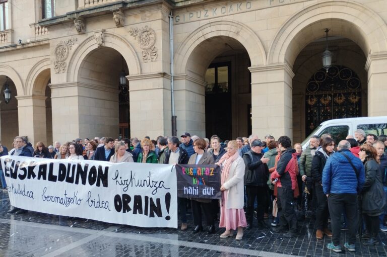 Estatuaren oldarraldiaren aurrean, LABek eragile eta herritar euskaltzaleei euskalduntzearen aldeko indarraldi sendoa sustatzera dei egiten die