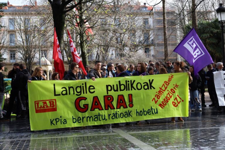 Pribatizazioarekin amaitzea eta zaintza lanetan diharduten langileen lan-baldintzak duintzea eskatu dugu
