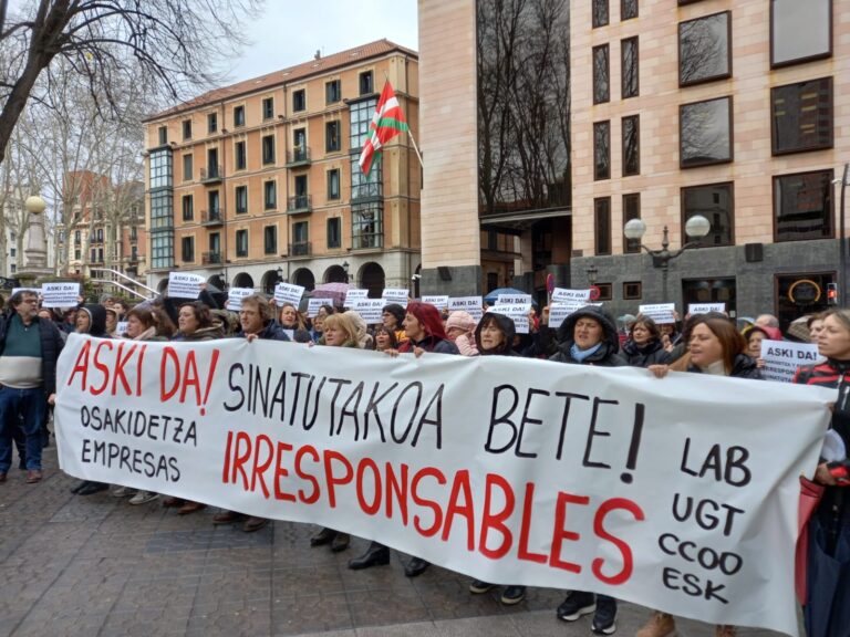 Osakidetza eta garbiketa enpresa esleipendunei eskatzen diegu uztailean sinatutako aurreakordioa bete dezatela