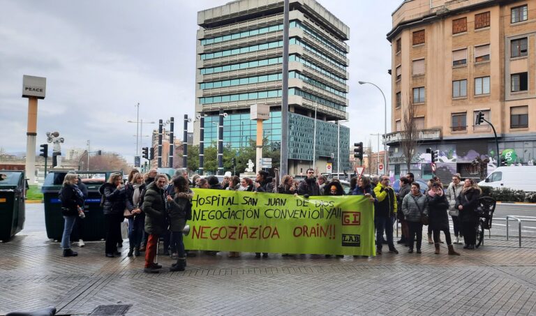 Trabajadores y trabajadoras del Hospital San Juan de Dios se movilizan en Iruñea para denunciar el bloqueo en la negociación del convenio